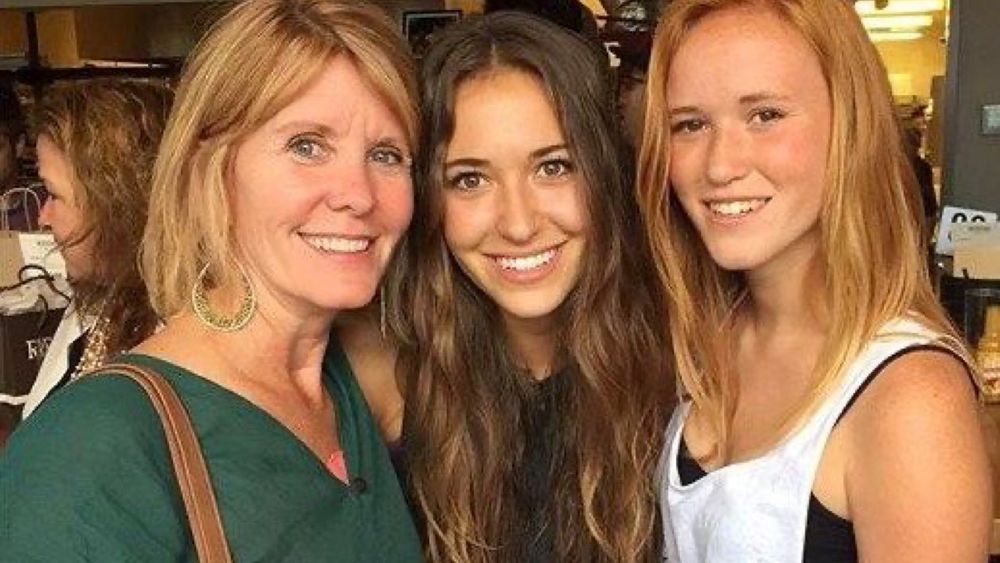 Lauren Daigle, her mother and sister